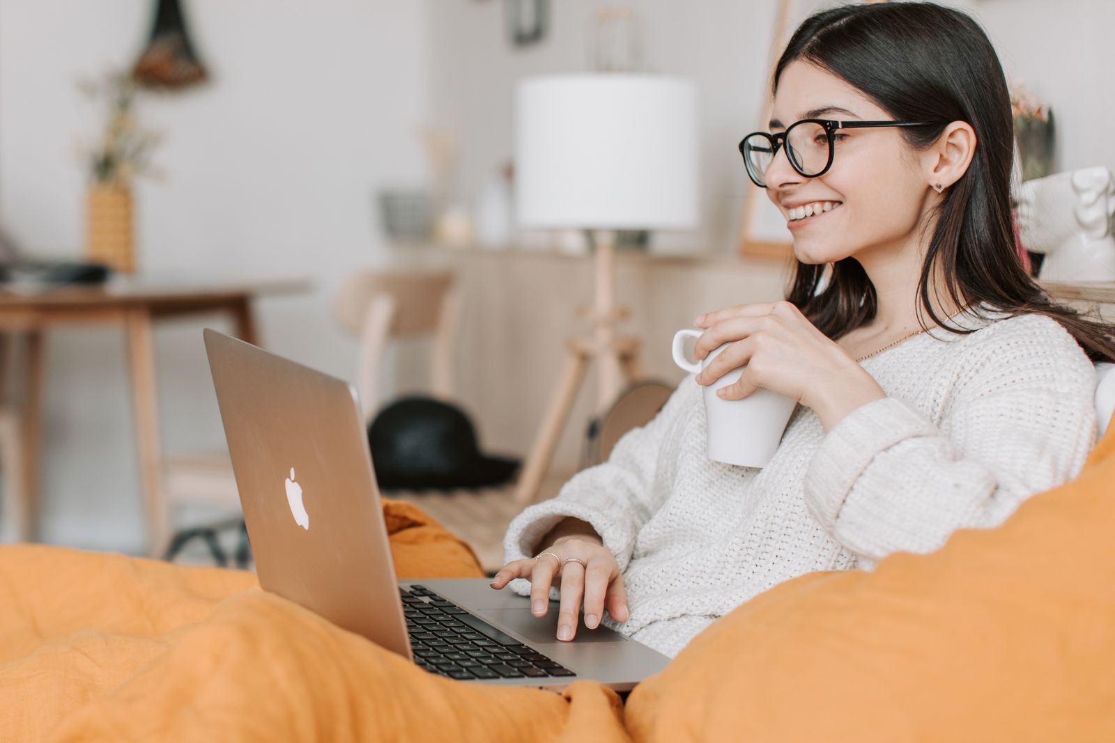 Freelance che prepara il progetto per aumentare i prezzi senza perdere clienti