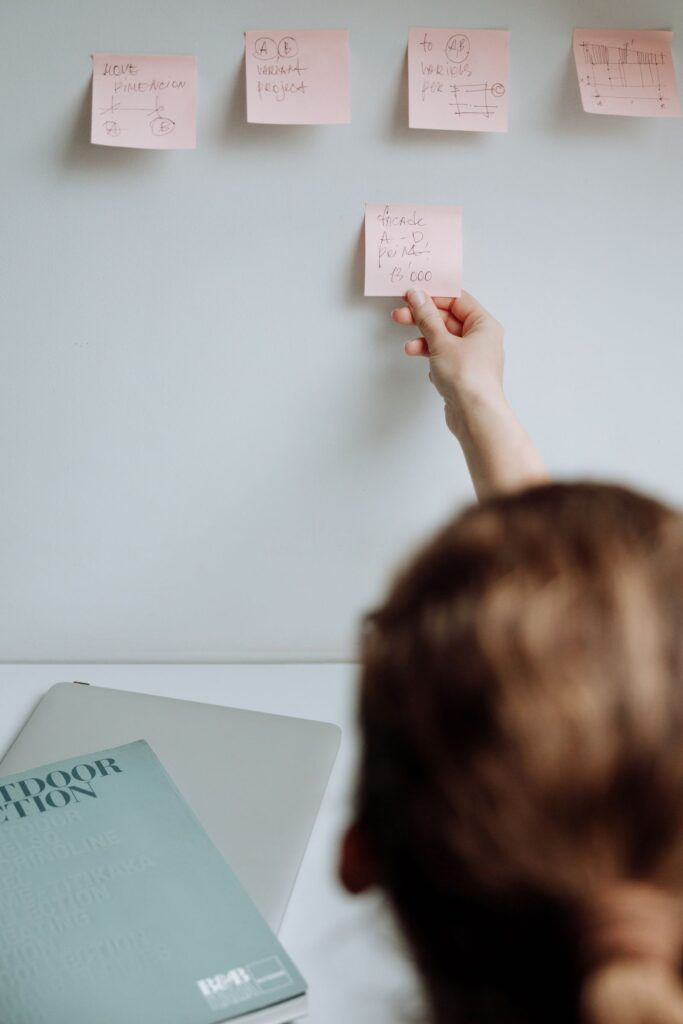 business model canvas freelance: post-it sulla parete per capire il valore