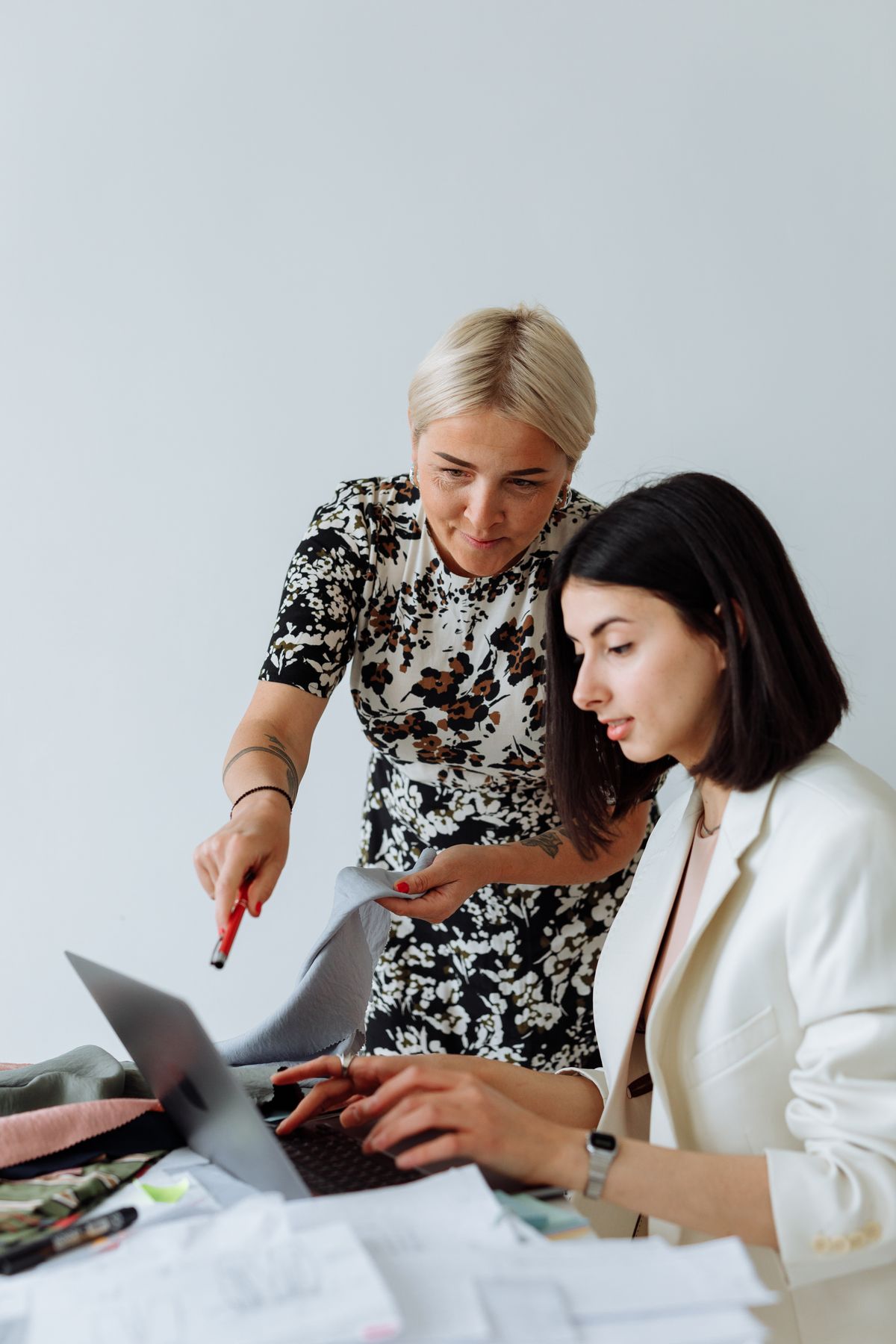 Due persone guardano un progetto al computer: come fare un preventivo freelance