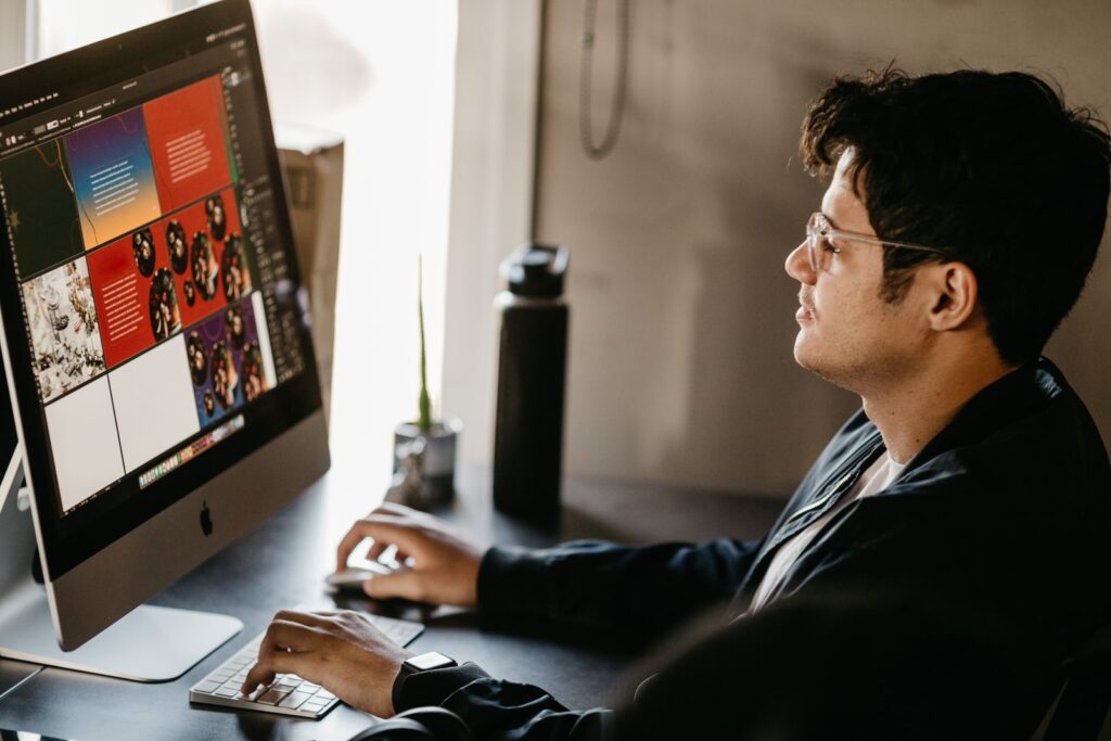 Grafico al lavoro: le competenze del freelance diventano visibili nei progetti