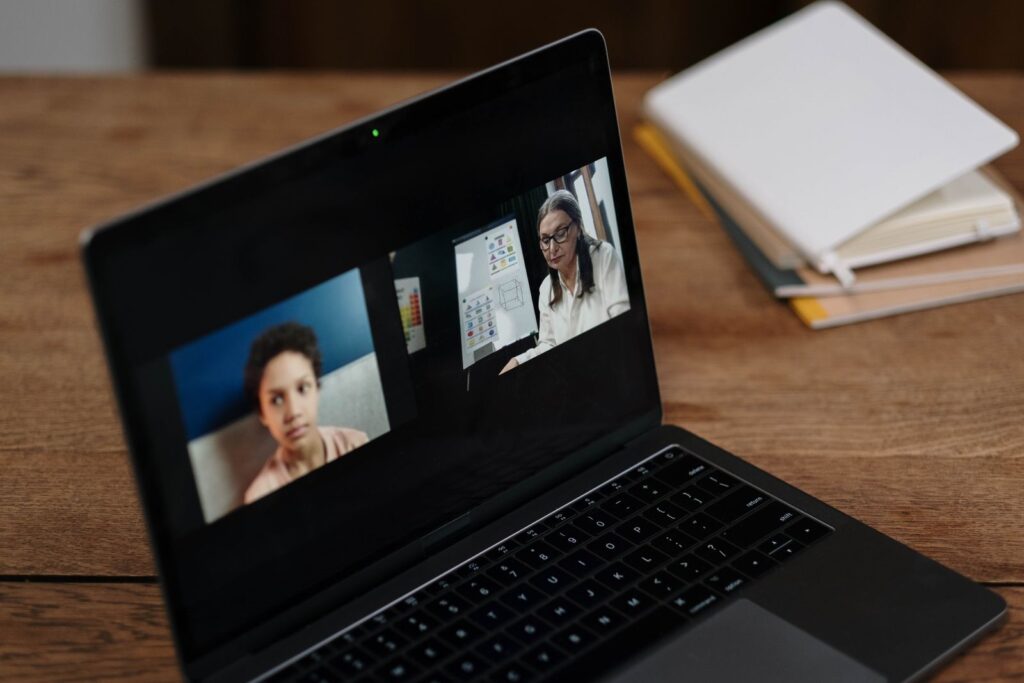 Lezione online: spiegare con parole semplici le competenze del freelance