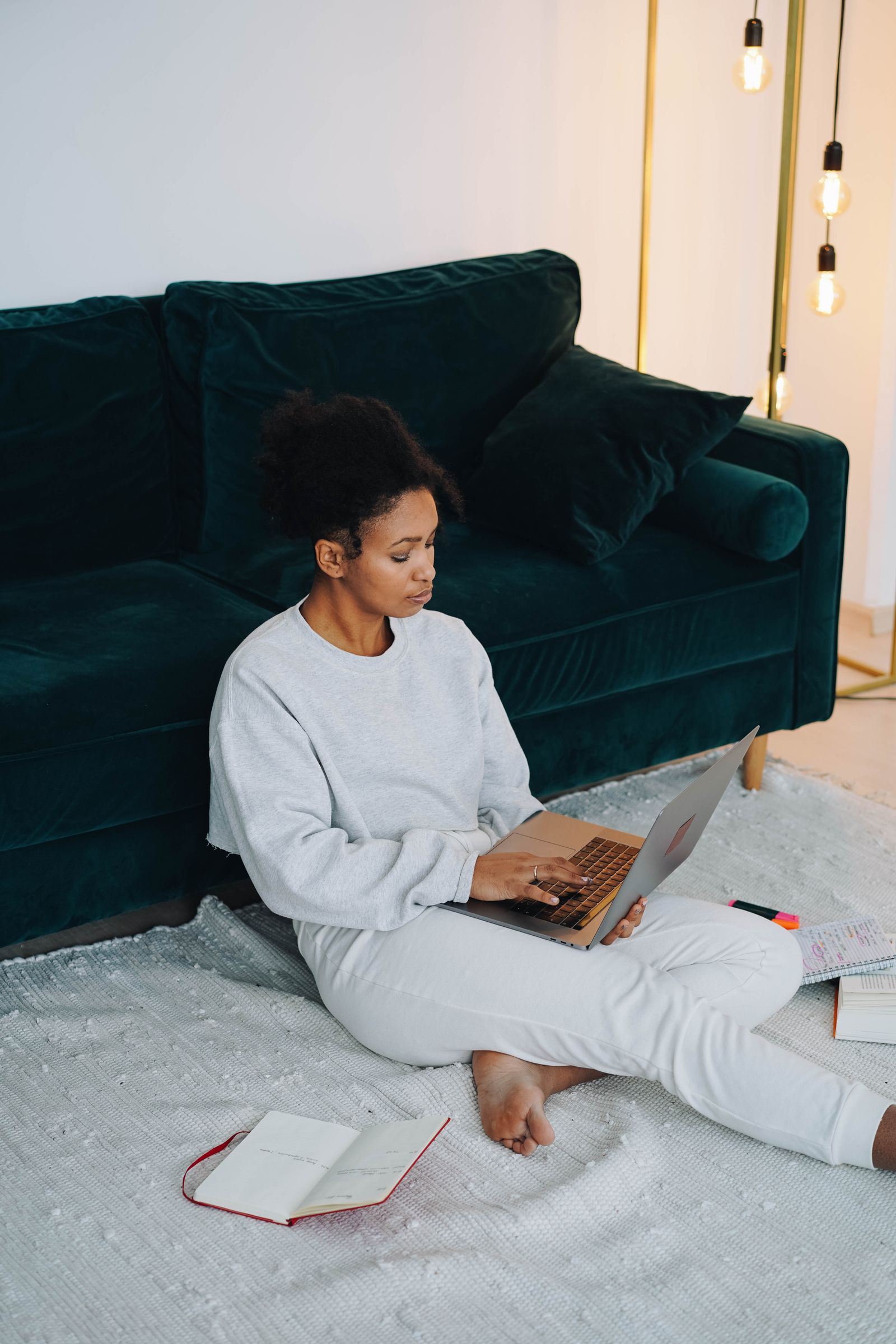 Competenze trasversali freelance: donna che lavora al portatile da casa