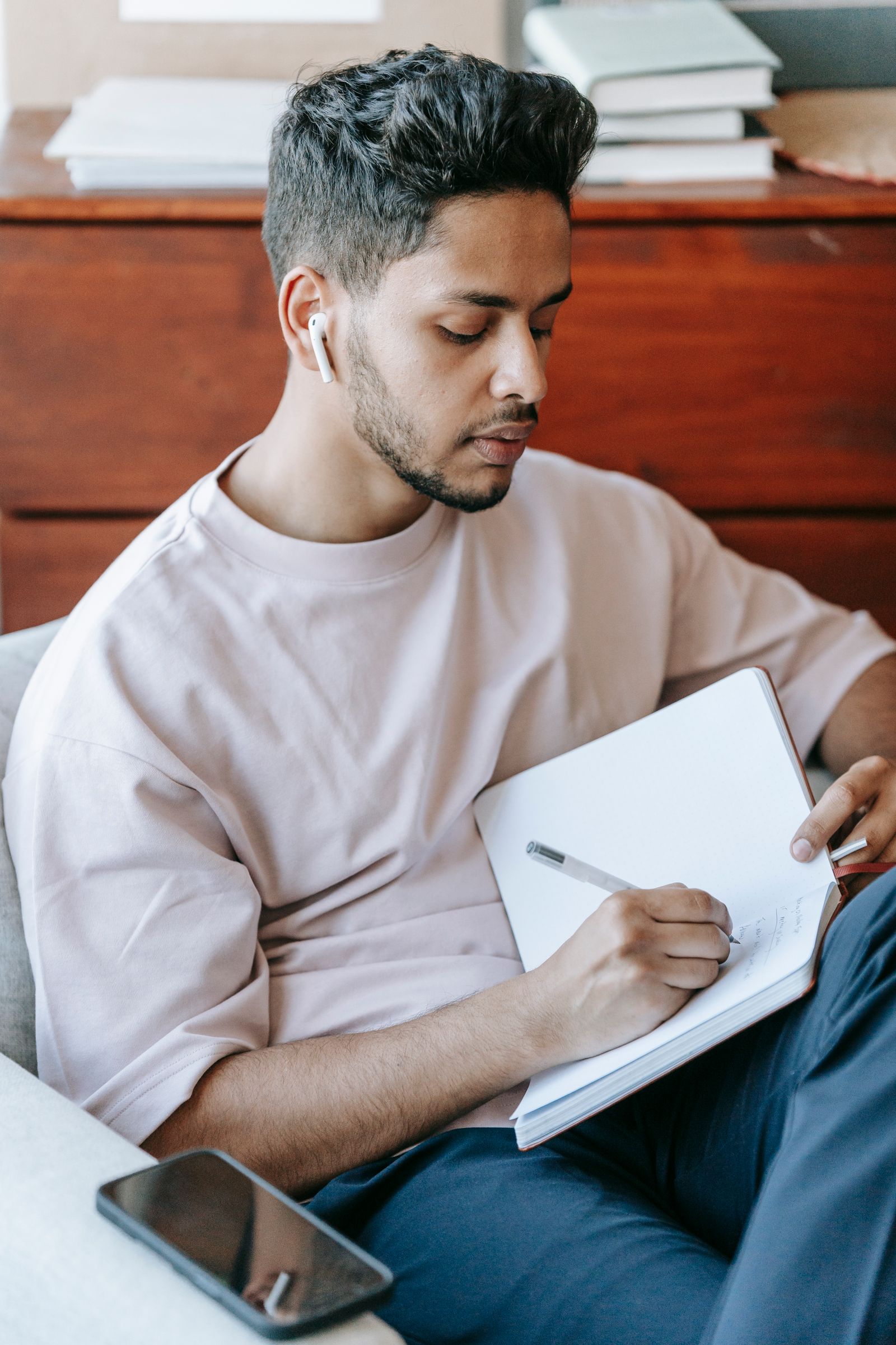 Uomo che prende appunti per capire la differenza tra autonomo e freelance
