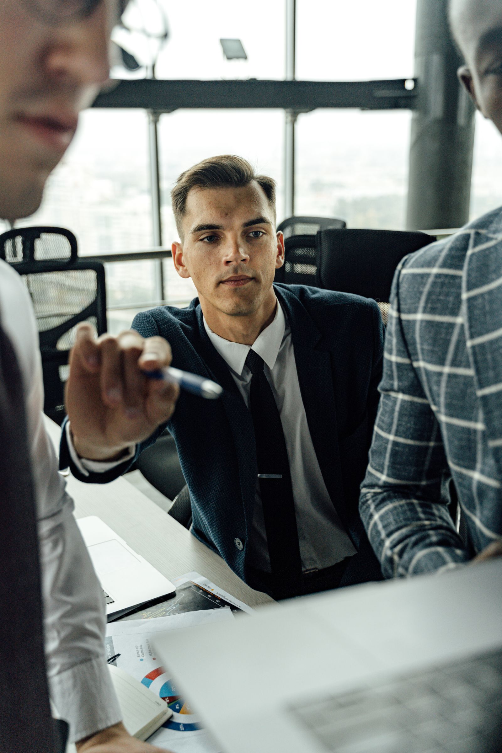 Freelance affidabile: stretta di mano tra professionista e cliente