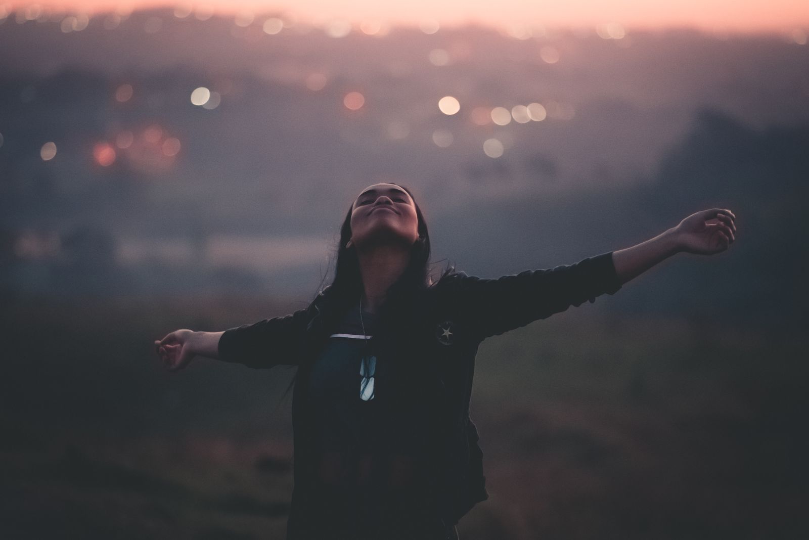 Donna con le braccia aperte, una power pose per il mindset freelance