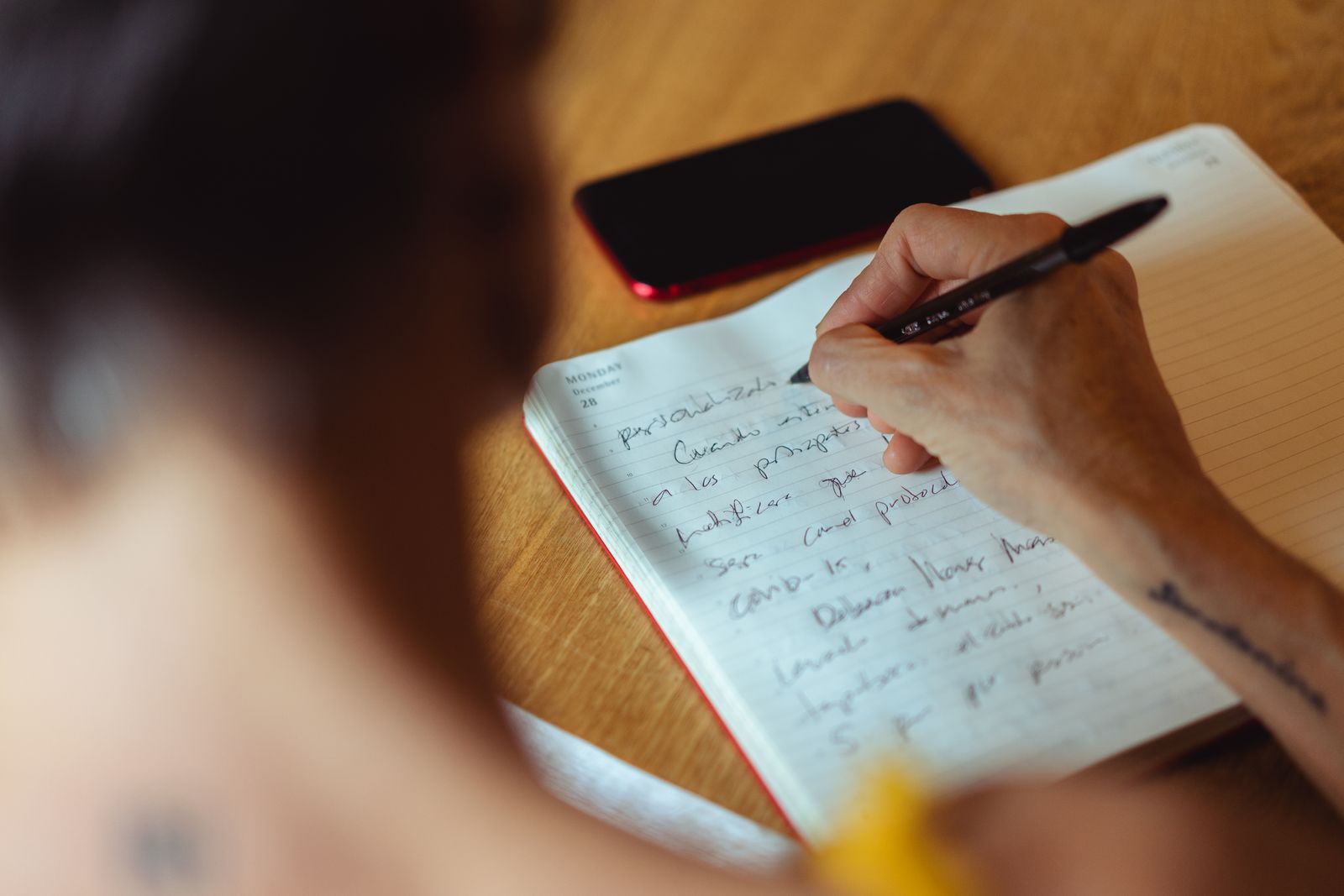 Mani che scrivono su un quaderno: allenare il mindset freelance