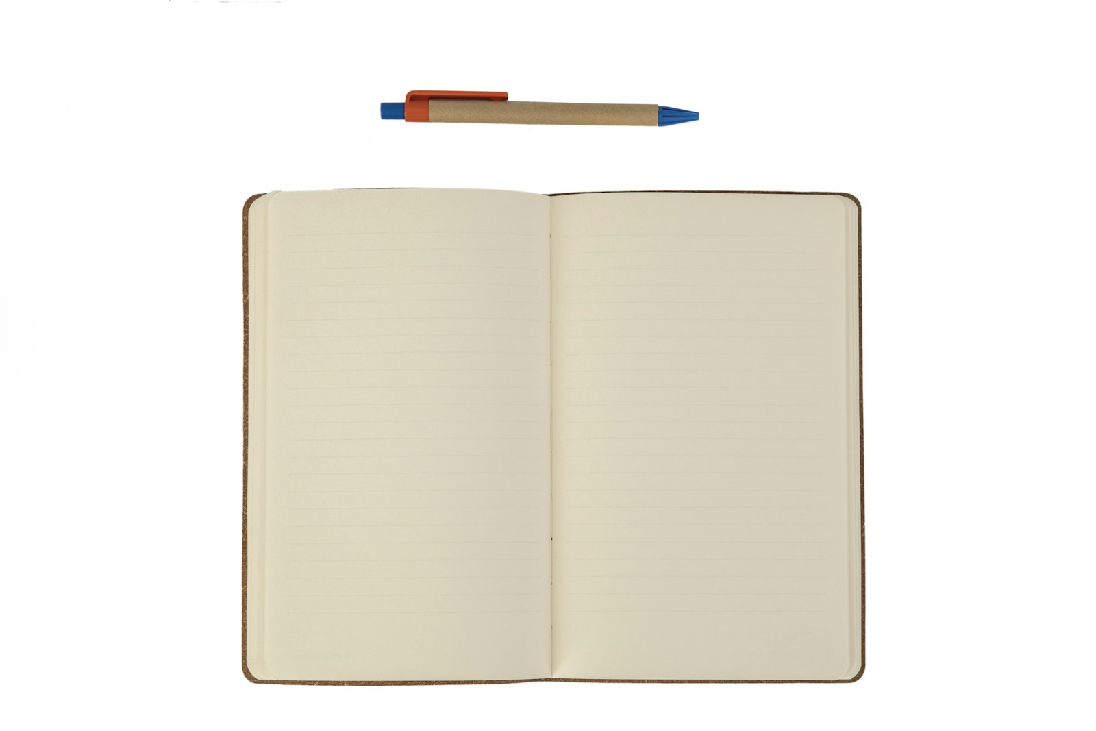Quaderno aperto e penna: scrivere le risposte aiuta a trovare la nicchia per freelance
