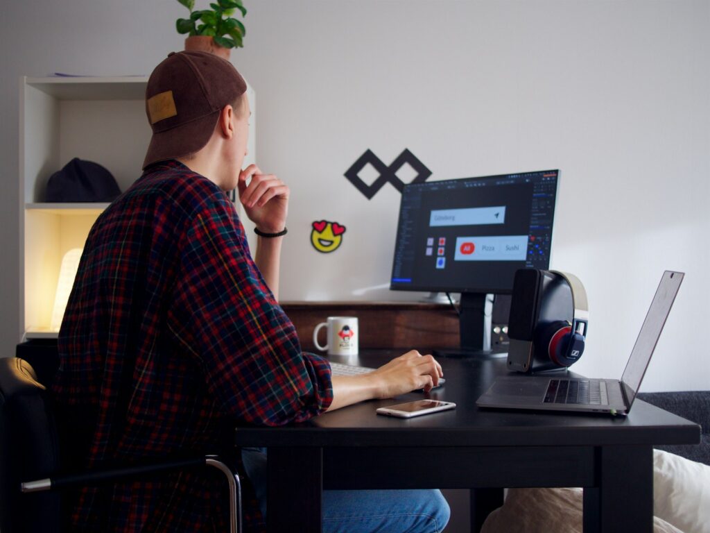 Un freelance al computer: scegliere una nicchia per freelance parte da come lavori ogni giorno