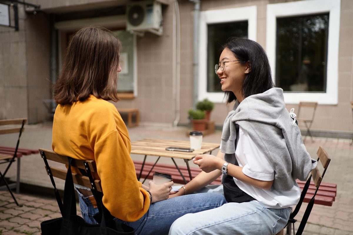 Persone sorridenti a un tavolo: passaparola freelance