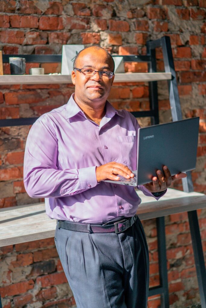 Freelance con il portatile in mano: posizionamento freelance