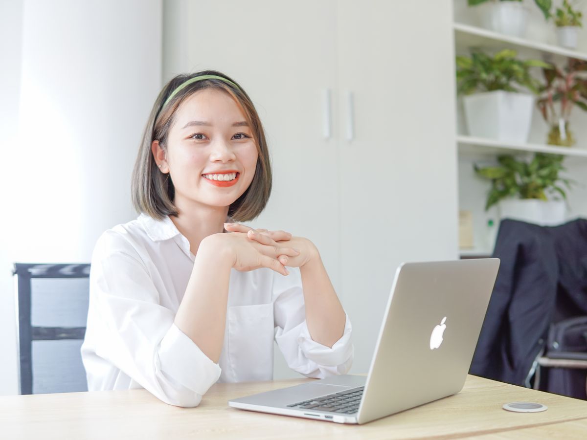 Posizionamento freelance: professionista che scrive le cinque risposte su un foglio