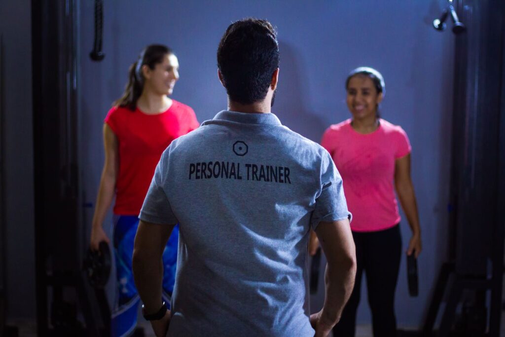 Personal trainer che guida una cliente: quanto si deve far pagare un freelance