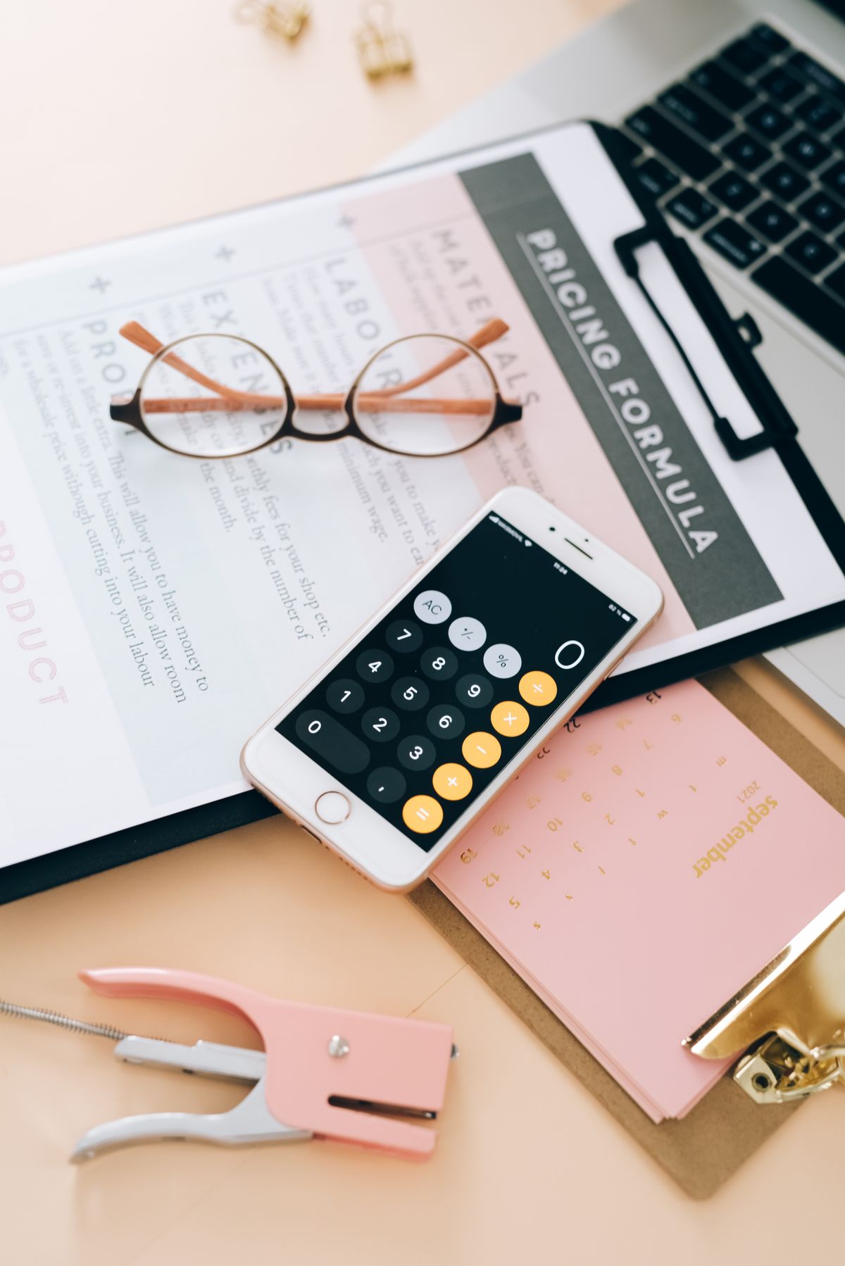 Strumenti di lavoro di un freelance su una scrivania: quanto far pagare un freelance